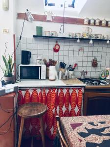 a kitchen with a counter top with a microwave at LaTanaSegreta in Monterotondo