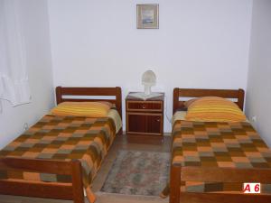 two beds sitting next to each other in a room at Apartmani David in Pula