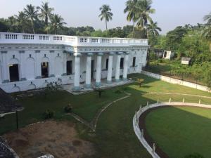 an aerial view of a white building with a yard at COSSIMBAZAR PALACE OF THE ROYS ( RAJBARI) in Cossimbāzār