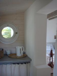 um quarto com um balcão com uma janela e uma mesa em la maison de Carol em Le Beausset