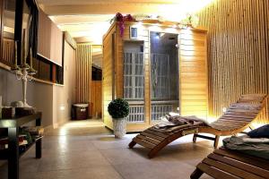 a living room with a bench and a large window at Bed & Breakfasts Conte Perollo in Sciacca