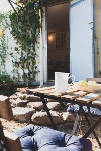 - une table de pique-nique avec un seau sur une terrasse en pierre dans l'établissement NATURA-eco farm, à Natur