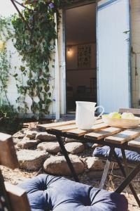 una mesa de picnic con un cubo en un patio de piedra en NATURA-eco farm, en Natur