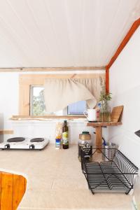eine Küche mit einem Herd und einem Fenster in der Unterkunft NATURA-eco farm in Natur