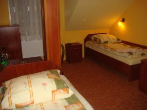 Ένα ή περισσότερα κρεβάτια σε δωμάτιο στο Hotel Pod Jaskółką