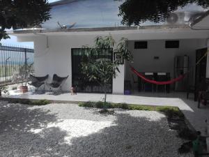 una casa con due sedie e una corda rossa di VILLA MORELI a Pápares