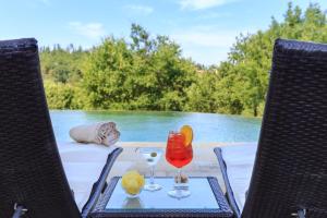 a table with two chairs with drinks on it at Le Lappe in Cavriglia