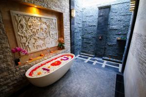 A bathroom at Ubud Paradise Villa