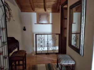 Casa con encanto en Valdelarco في Valdelarco: غرفة مع باب مع مرآة وكراسي