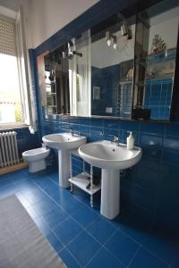 A bathroom at A Casa dell'Artista ViKi Még 25 kép