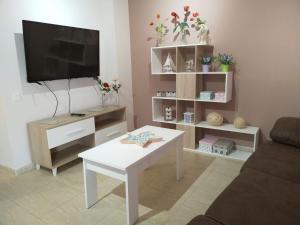 Televízia a/alebo spoločenská miestnosť v ubytovaní Apartamento San Carlos de la Rápita