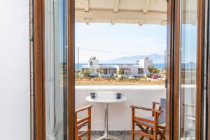 Blick vom Balkon eines Hauses mit Tisch und Stühlen in der Unterkunft Studio Tolakis in Plaka
