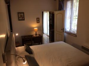 A bed or beds in a room at Auberge La Pomme de Pin