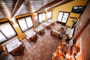 - une vue de tête sur un restaurant avec des tables et des chaises dans l'établissement Agriturismo la Bicocca, à Sermide