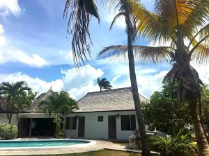 Πισίνα στο ή κοντά στο Reef Winds Villa