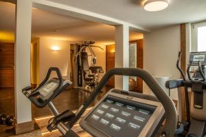Fitness centrum a/nebo fitness zařízení v ubytování Hotel Sonne