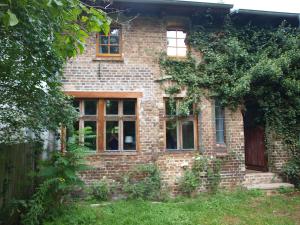 a brick house with windows on the side of it at Natur erleben und Ruhe genießen in Neuentempel