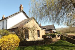 ein altes Steinhaus mitten im Hof in der Unterkunft Badgers Inn in Petworth