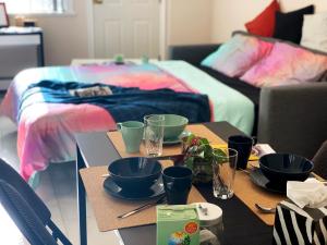 Imagen de la galería de Perfect Location - Tidy & Comfy Suite 5 Mins to Skytrain & Restaurant & Banks, 2 Stops To Metrotown, 5 Stops To Downtown, en Vancouver