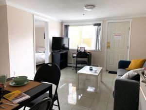 TV a/nebo společenská místnost v ubytování Perfect Location - Tidy & Comfy Suite 5 Mins to Skytrain & Restaurant & Banks, 2 Stops To Metrotown, 5 Stops To Downtown