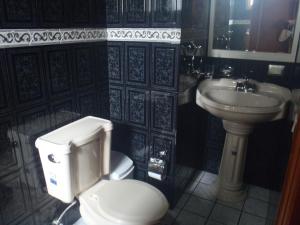 萨卡特兰Cabañas Sierra Verde的带马桶和水槽的浴室 更多37张照片