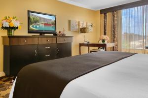 Postel nebo postele na pokoji v ubytování Omni Houston Hotel