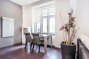 jadalnia ze stołem i krzesłami w obiekcie Apartment Bubenikova w mieście Pardubice