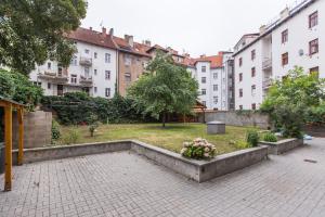 dziedziniec w mieście z budynkami i kwiatami w obiekcie Apartment Bubenikova w mieście Pardubice