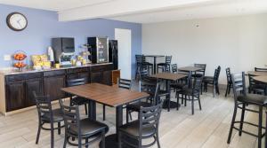 un restaurante con mesas, sillas y una barra en Days Inn by Wyndham Lake Havasu, en Lake Havasu City