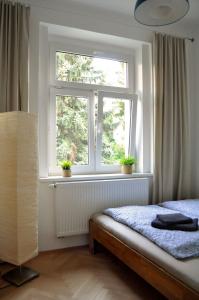 1 dormitorio con cama y ventana en Central-Modern-Apartment, en Praga