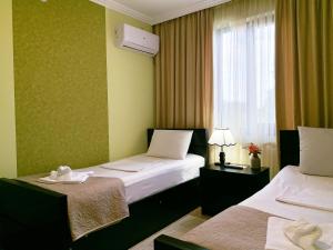 Voodi või voodid majutusasutuse Garden Hotel toas