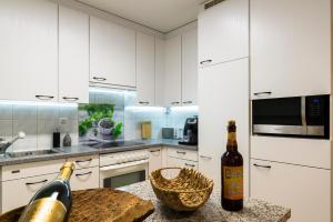 una cocina con una botella de vino en una barra en Modern, Cozy Large Apartment with Terrace in Basel- Allschwil, en Allschwil