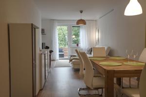 a dining room and kitchen with a table and chairs at Salotto di LaZia in Bad Schallerbach