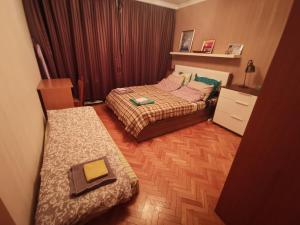 1 dormitorio con 2 camas y vestidor con espejo en Spacious quiet apartment next to Arena Armeec and Metro station GM Dimitrov en Sofía
