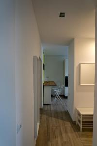 Zimmer mit einer weißen Wand und einem Tisch in der Unterkunft Salotto di LaZia in Bad Schallerbach