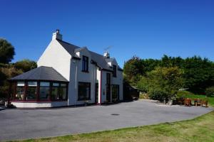 un gran edificio blanco con muchas ventanas en Lighthouse Cottage en Donegal