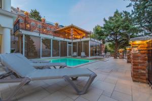 Bazén v ubytování Palace Paulina Luxury Residence nebo v jeho okolí