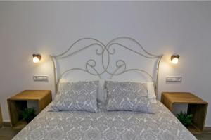 um quarto com uma cama grande e 2 mesas de cabeceira em La Bodega de Puy em Graus