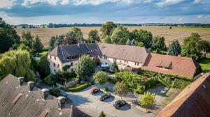 an aerial view of a house with cars parked in a yard at Landhotel Zur Guten Einkehr in Bautzen