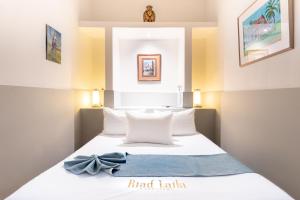 una camera da letto con un letto con un fiocco blu sopra di Riad Laila a Marrakech