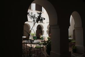 廷吉爾的住宿－Riad Amodou，庭院内带桌椅的拱门