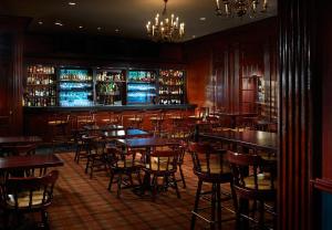 Ο χώρος του lounge ή του μπαρ στο Omni William Penn Hotel