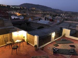 una vista desde el techo de una casa por la noche en Dar benelmahi, en Fez