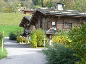 une maison en bois avec un chemin menant à celle-ci dans l'établissement Chalets de Julie, à Megève