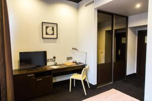 Televiisor ja/või meelelahutuskeskus majutusasutuses Letuchaya Mysh Hotel