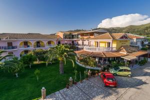 een luchtzicht op een resort met een auto geparkeerd op een parkeerplaats bij COSTAS HOTEL in Zakynthos