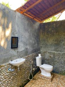 Kylpyhuone majoituspaikassa Pristine Paradise Dive Resort Una Una