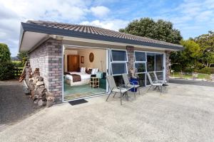 uma pequena casa com um quarto e uma cama em Breakaway Bed & Breakfast em Coromandel Town mais 20 fotografias