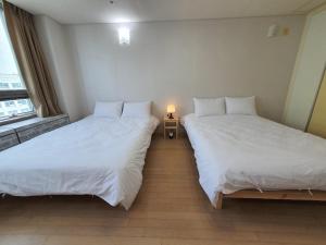 Treehouse客房内的一张或多张床位