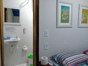 萨纳Albergue Muzy的一间带水槽、一张床和淋浴的浴室